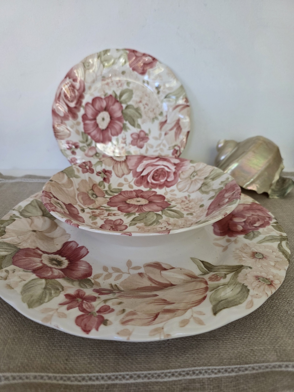 Nikko Ceramics Floral Dinnerware 3 Dinner Plates, 2 Bowls 1 Salad Plate.